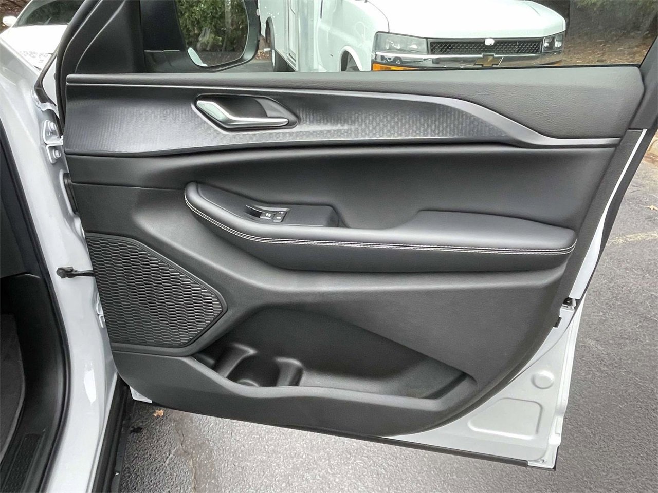 New 2025 Jeep Grand Cherokee Laredo w/ Luxury Tech Group I image 17