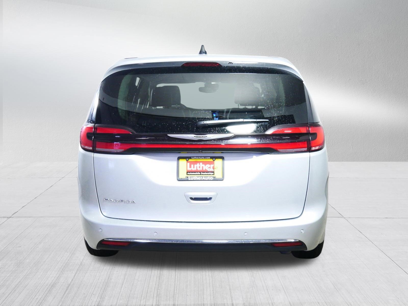Used 2024 Chrysler Pacifica Touring-L image 6