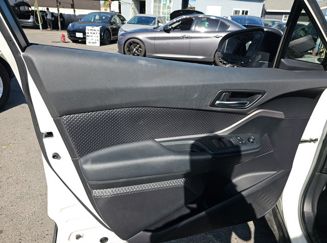 Used 2021 Toyota C-HR LE FWD image 5