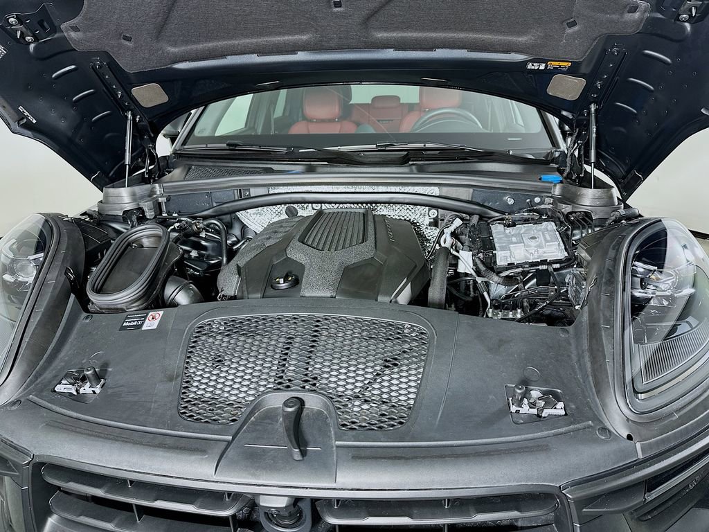 Used 2025 Porsche Macan image 33