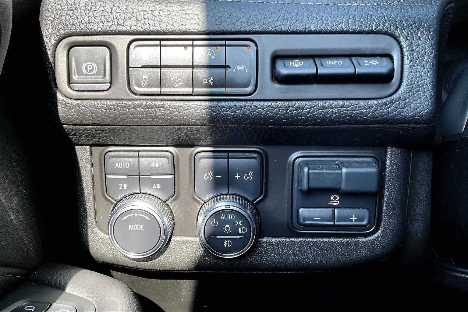 Used 2024 GMC Yukon Denali w/ Advanced Technology Package AWD/4WD image 29