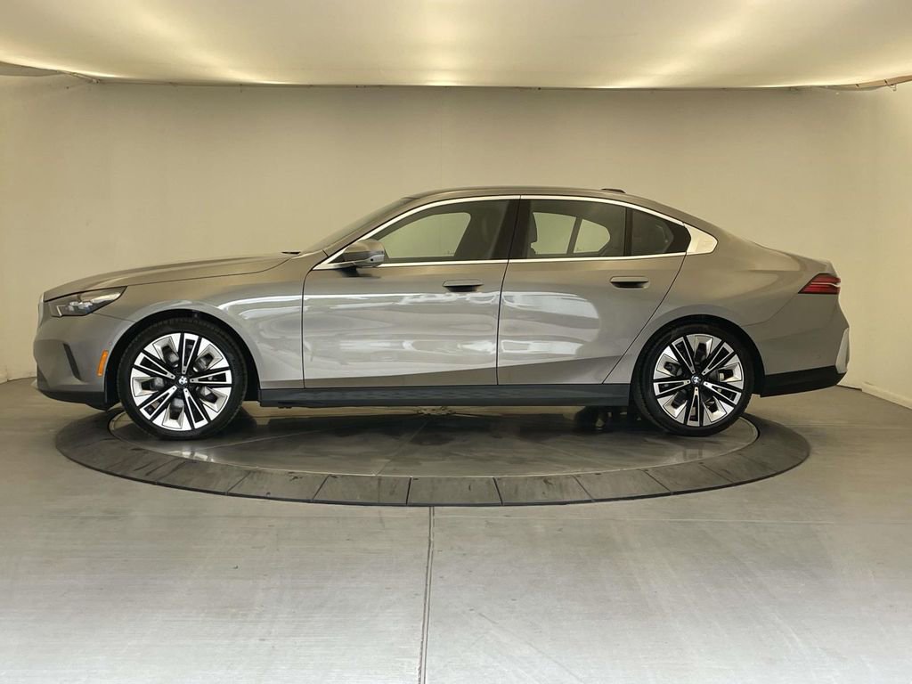 Used 2025 BMW 530i xDrive AWD/4WD image 2