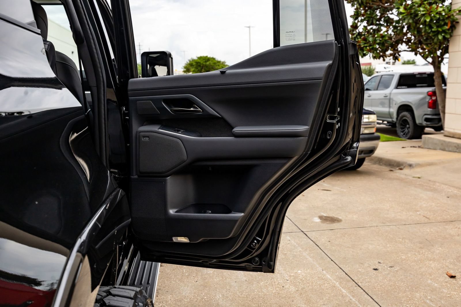 Used 2024 Lexus GX 550 w/ Accessory Package (31) AWD/4WD image 40