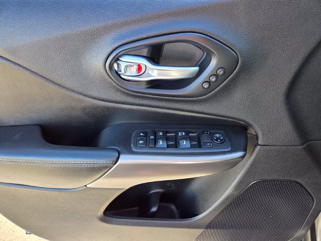 Used 2019 Jeep Cherokee Limited FWD image 21
