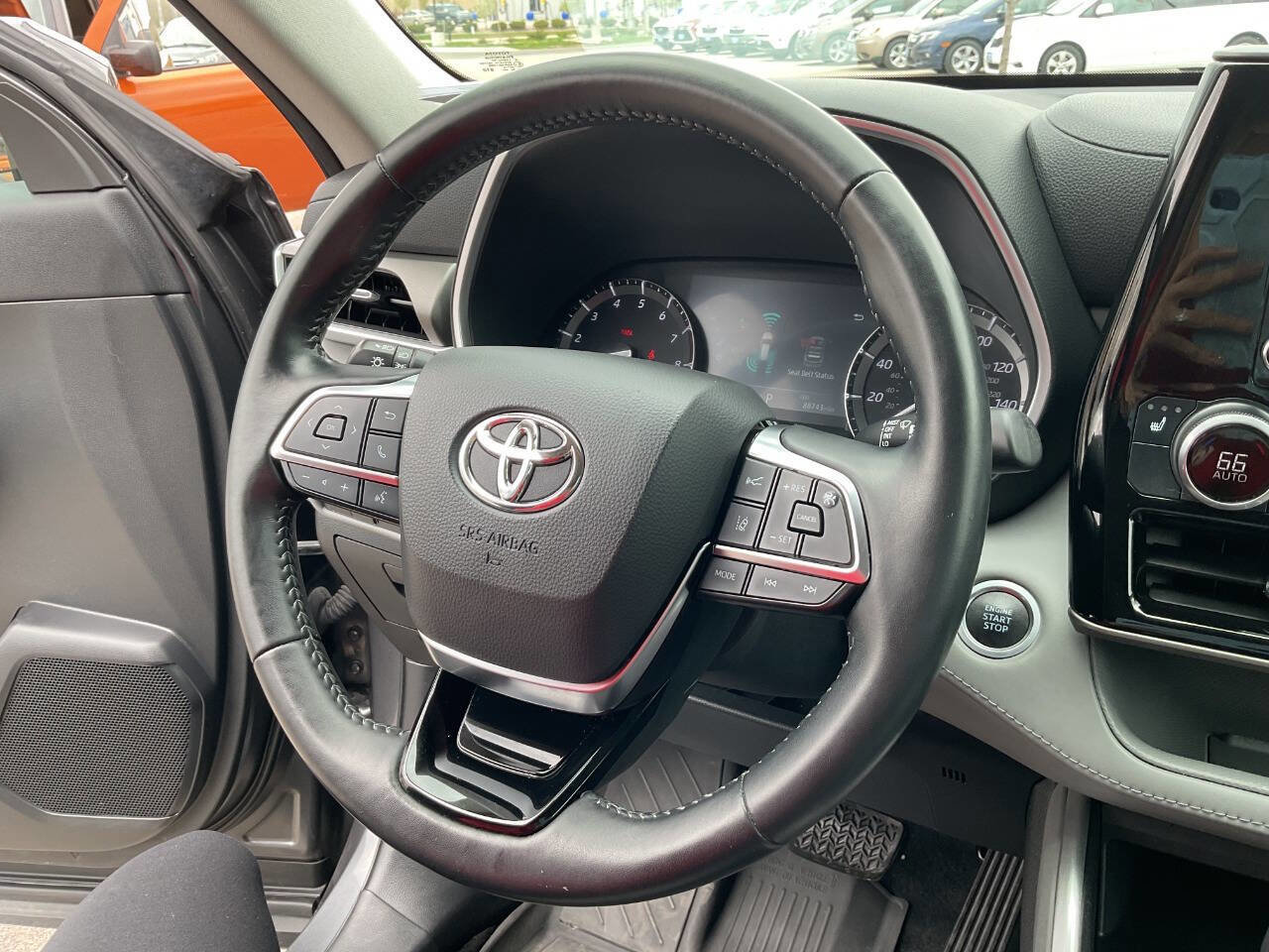 Used 2021 Toyota Highlander XLE AWD/4WD image 18