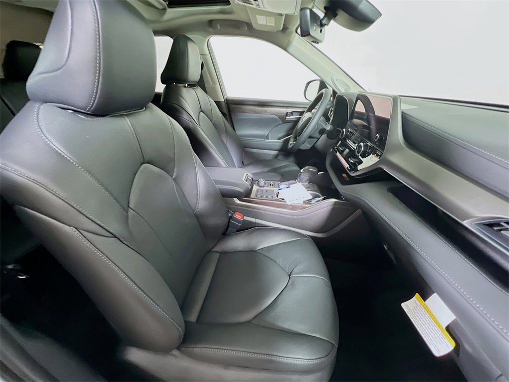 New 2025 Toyota Highlander Limited image 24