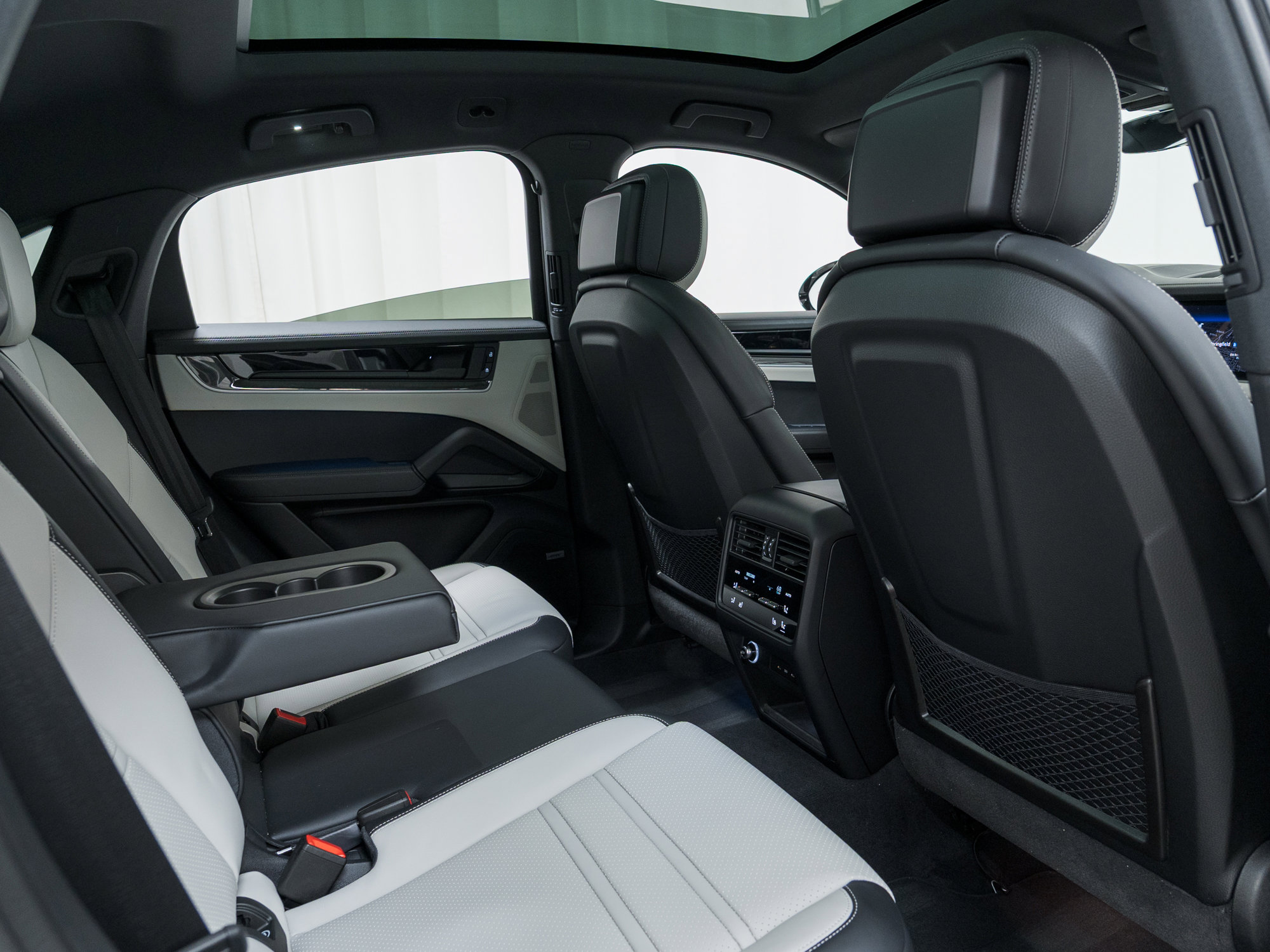 Used 2025 Porsche Cayenne S image 26