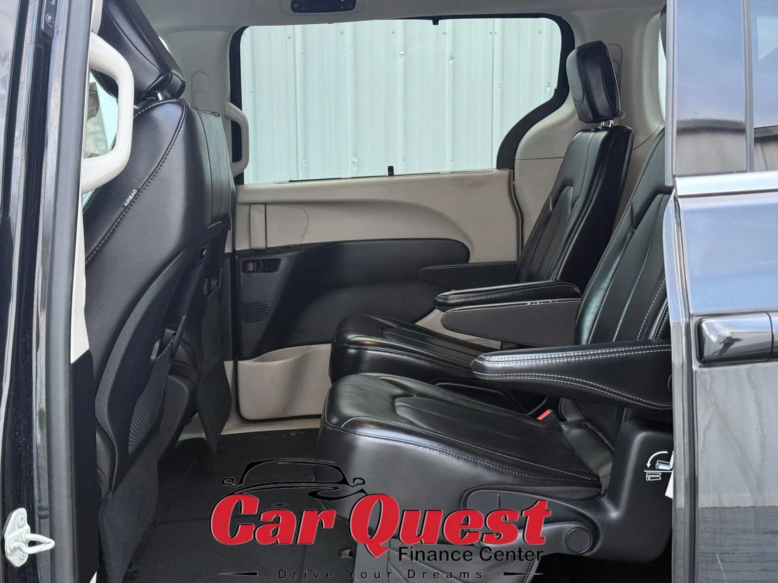 Used 2023 Chrysler Pacifica Touring-L FWD image 12