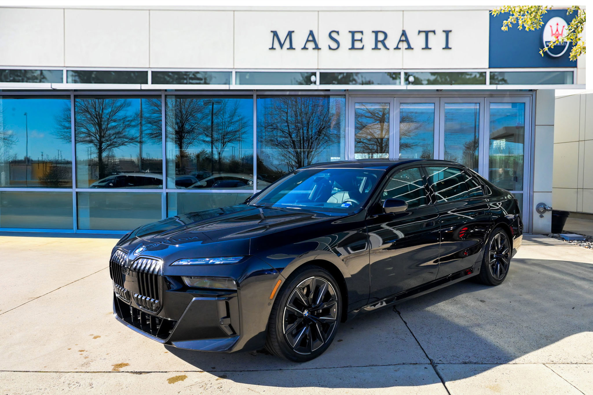 Used 2023 BMW 760i xDrive w/ Executive Package image 1