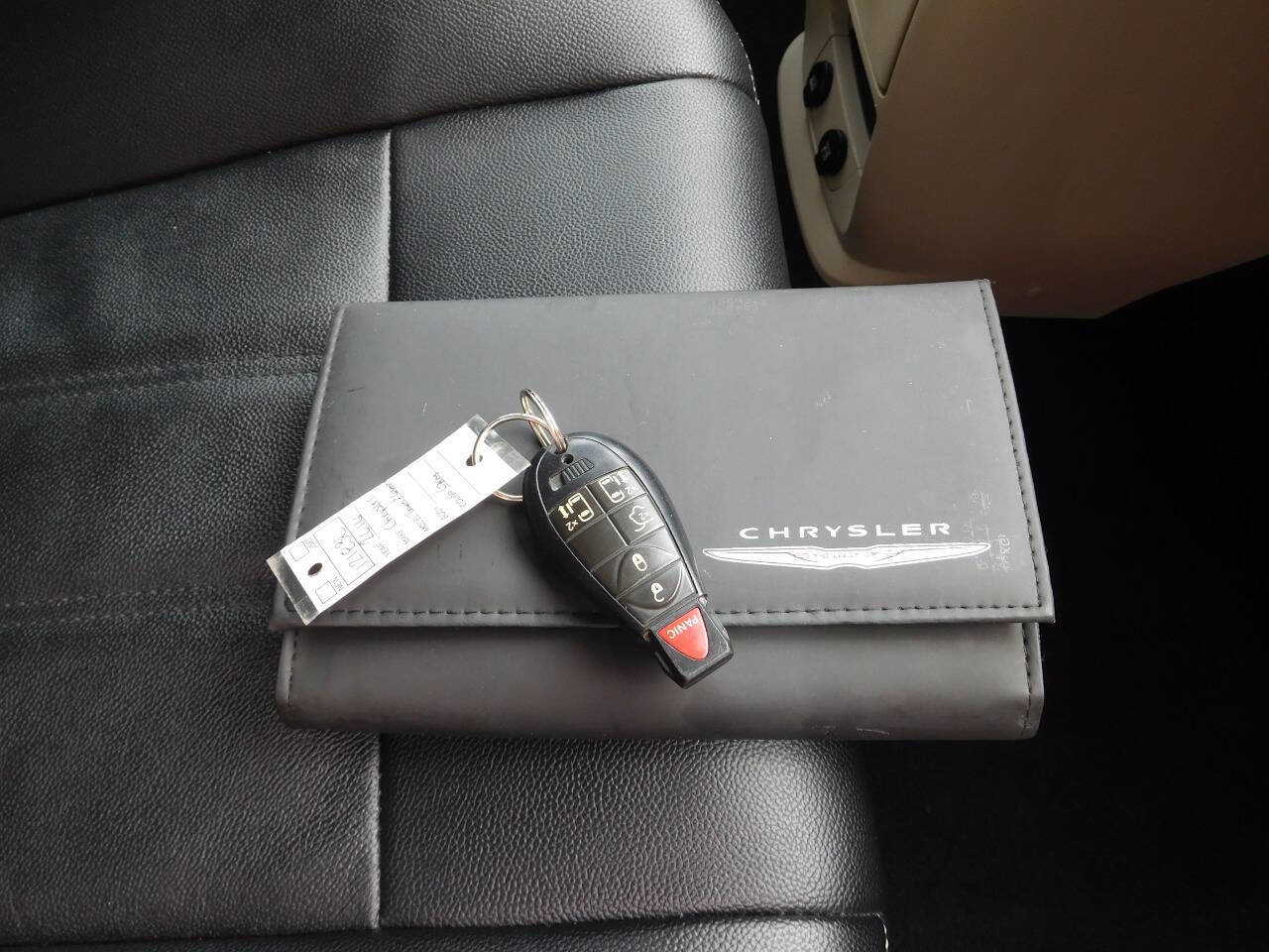 Used 2016 Chrysler Town & Country Touring image 20