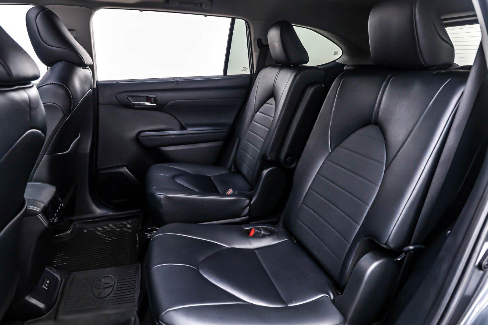 Used 2024 Toyota Highlander XLE image 8