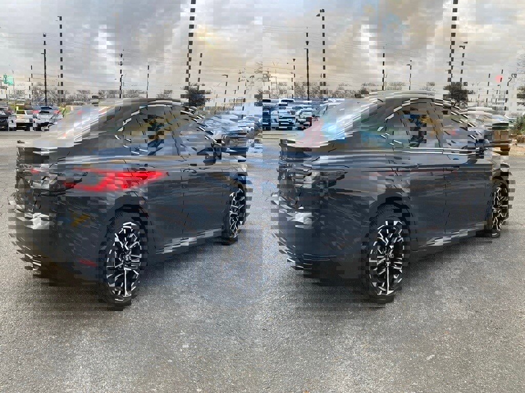 Used 2025 Toyota Camry XLE image 5