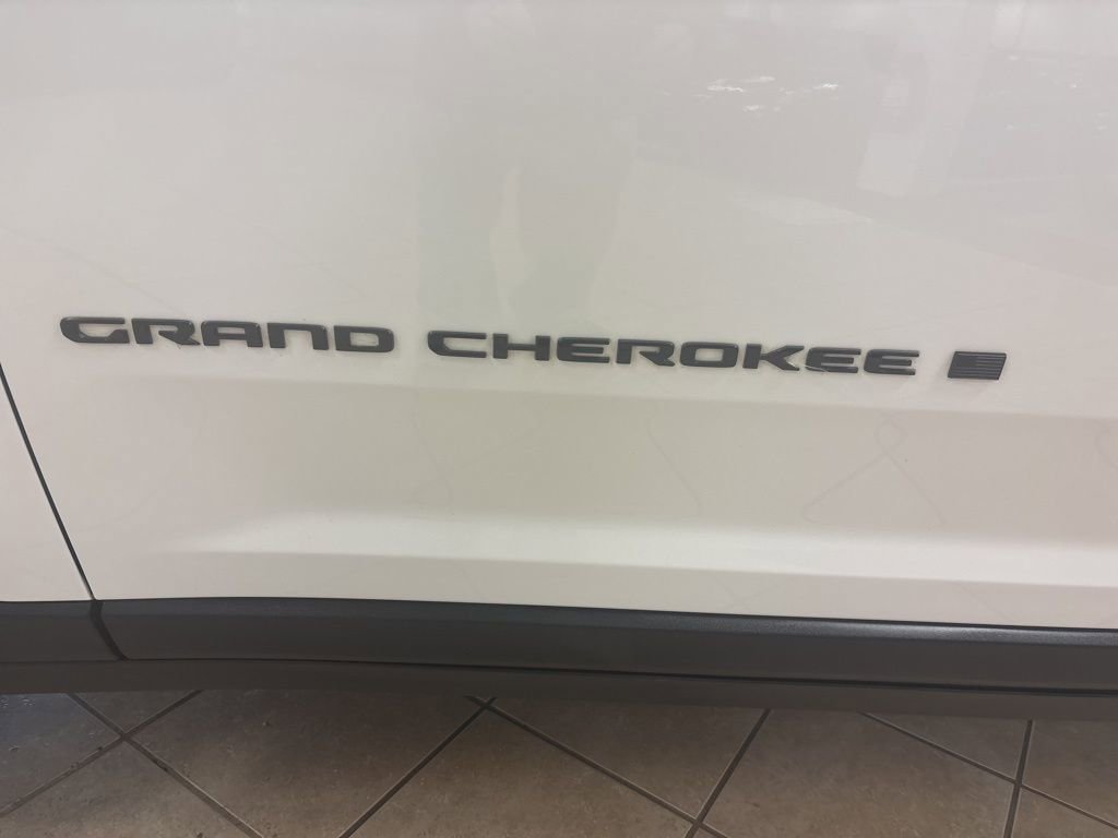 Used 2023 Jeep Grand Cherokee Altitude AWD/4WD image 7