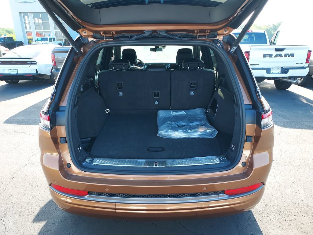 New 2026 Jeep Grand Cherokee Summit w/ Obsidian Package AWD/4WD image 22