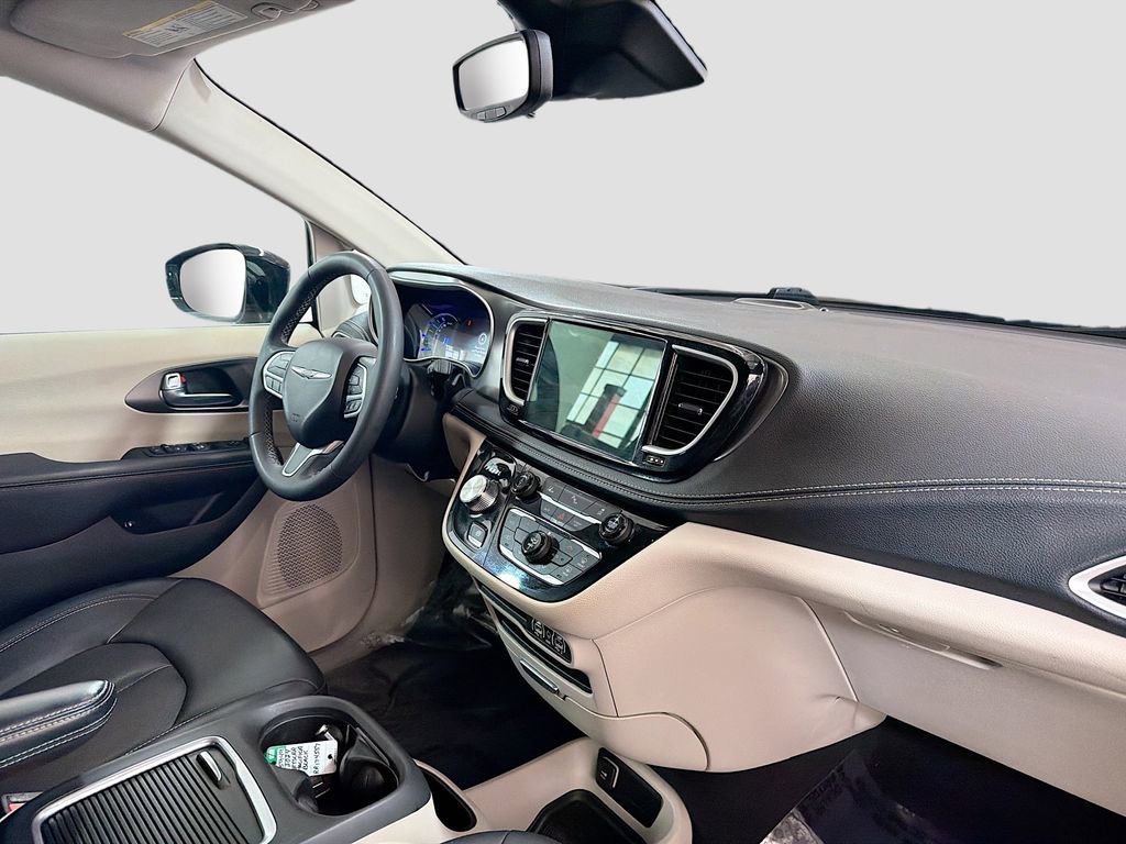 Used 2024 Chrysler Pacifica Select image 31