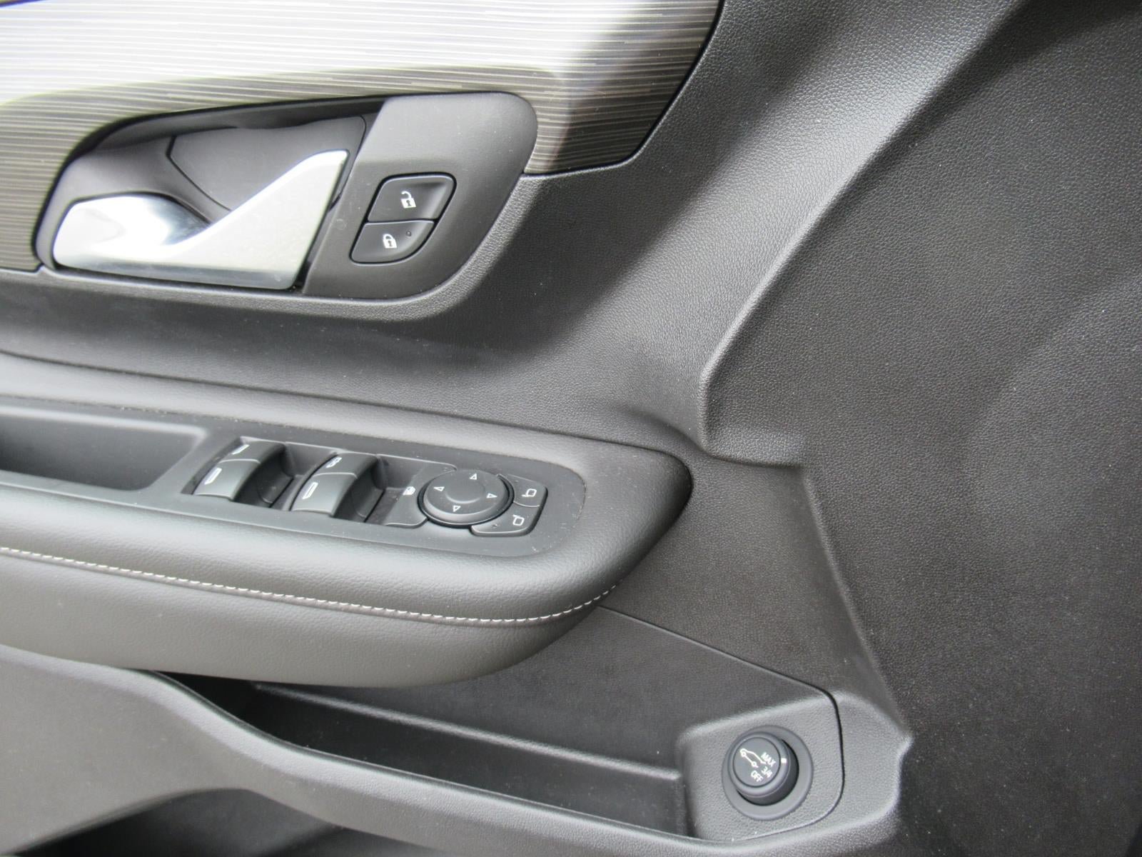 Used 2024 GMC Terrain SLE w/ Driver Convenience Package FWD image 21
