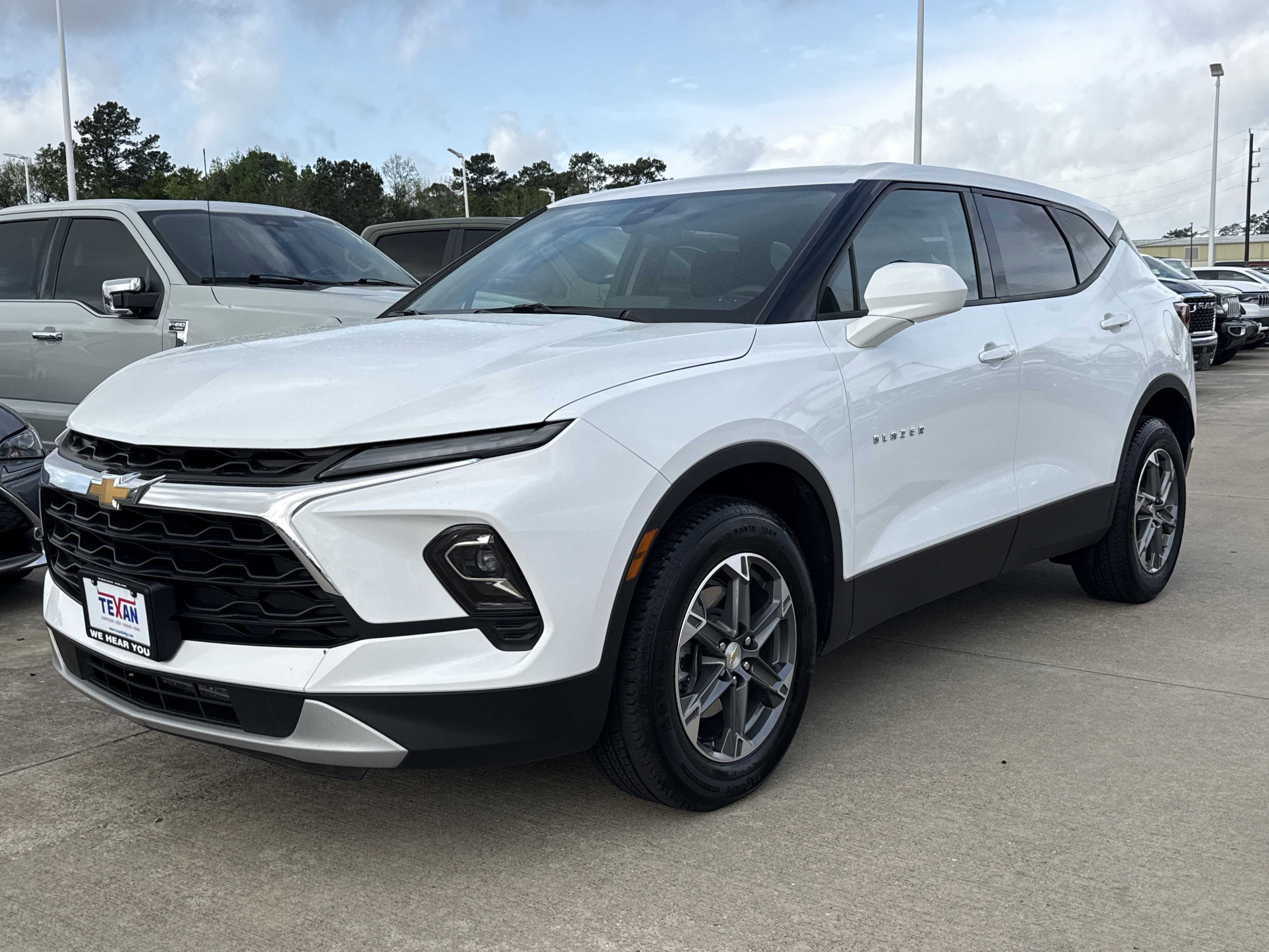 Used 2025 Chevrolet Blazer LT image 2