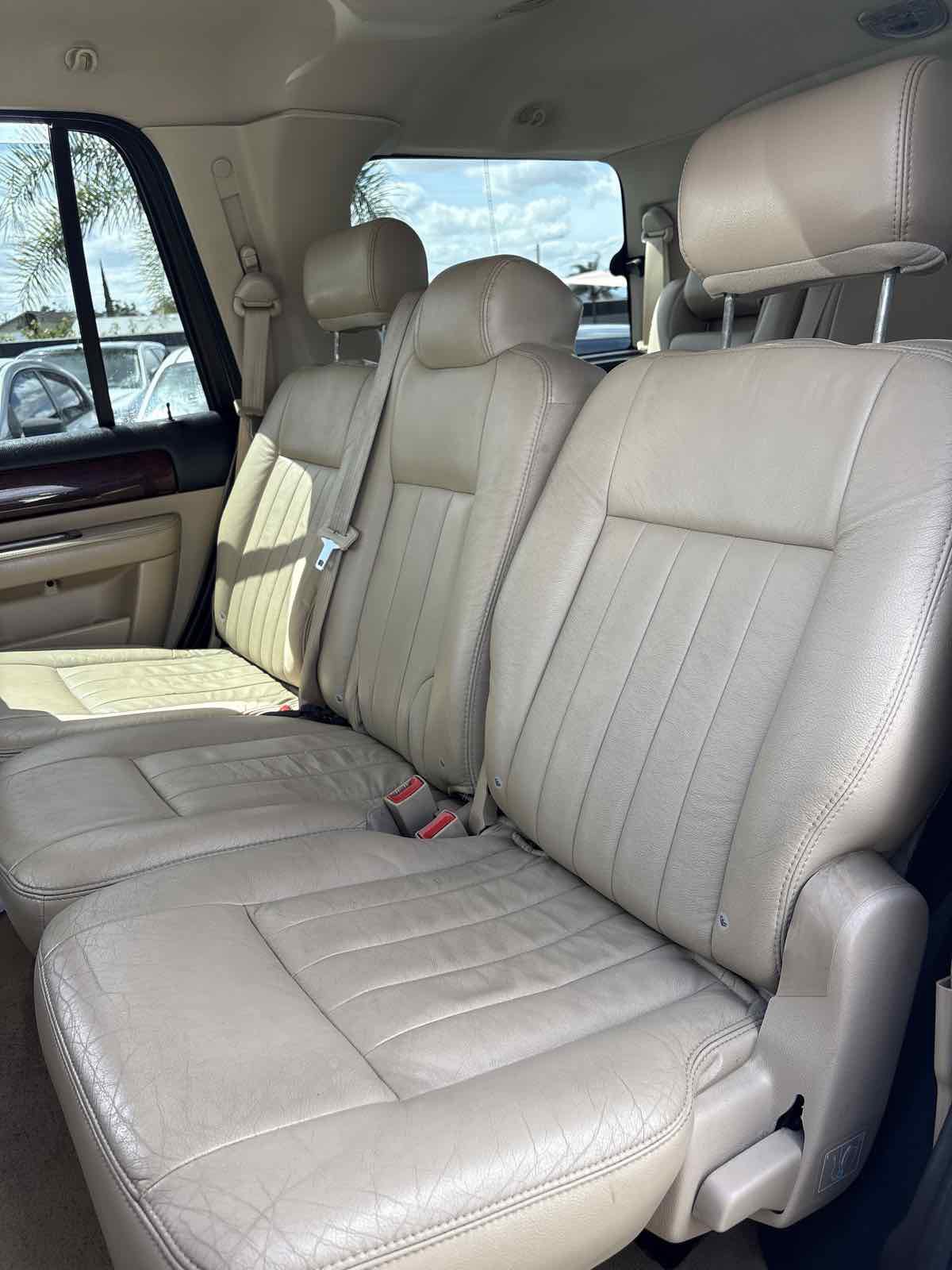 Used 2005 Lincoln Navigator Luxury RWD image 10