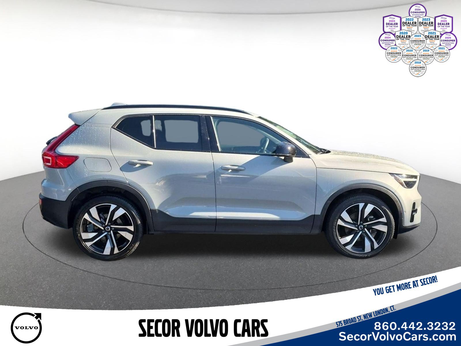 Used 2024 Volvo XC40 B5 Plus AWD/4WD image 5