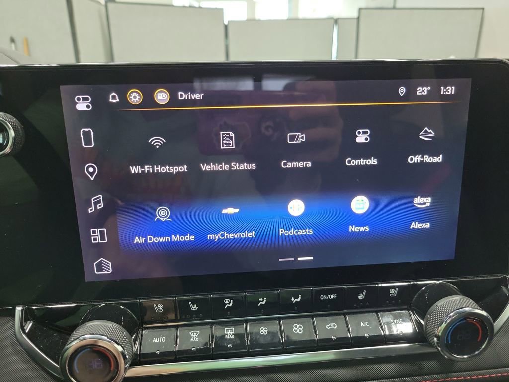 Used 2023 Chevrolet Colorado Z71 w/ Z71 Convenience Package 2 image 9