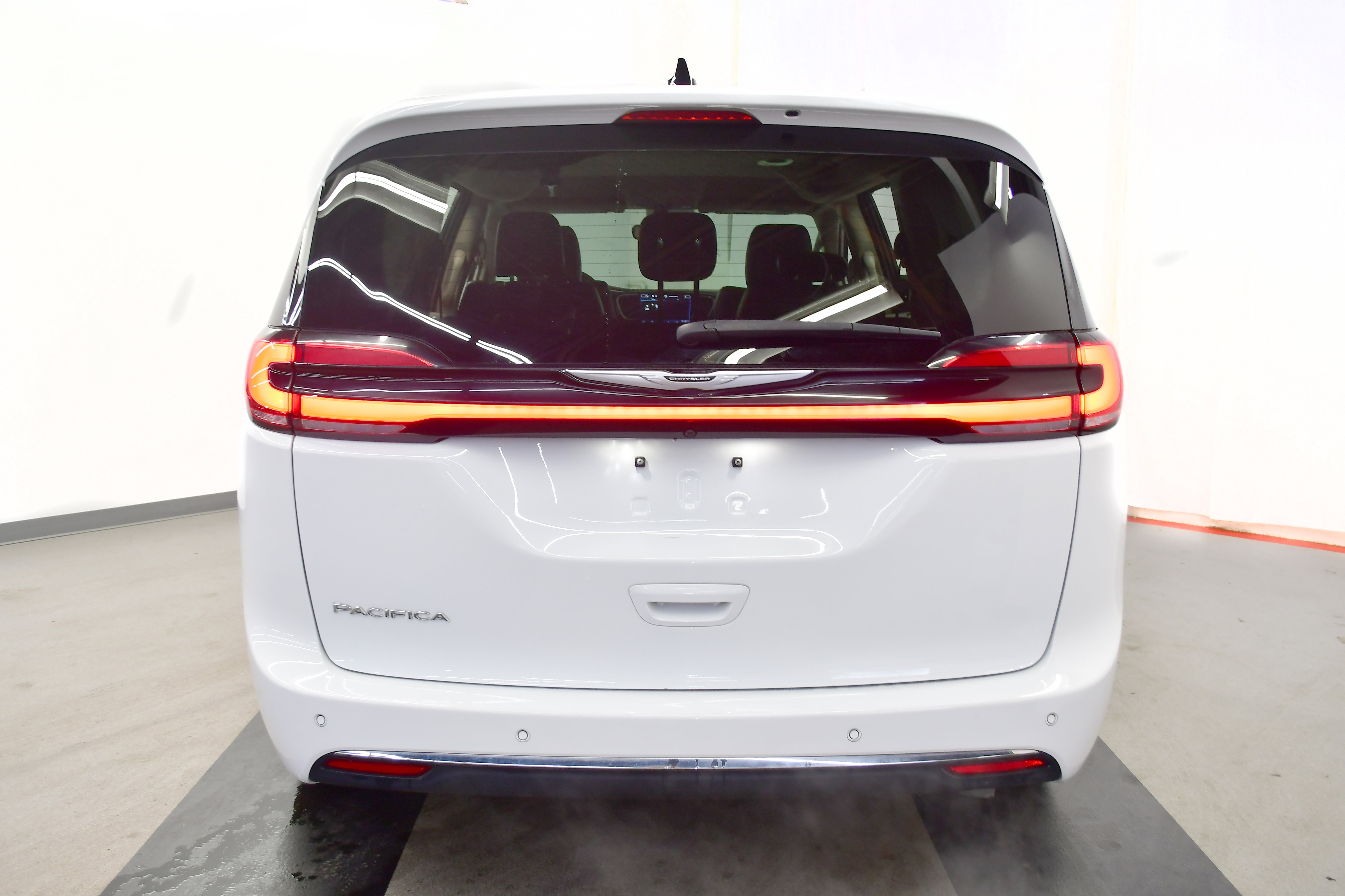 Used 2023 Chrysler Pacifica Touring-L image 10
