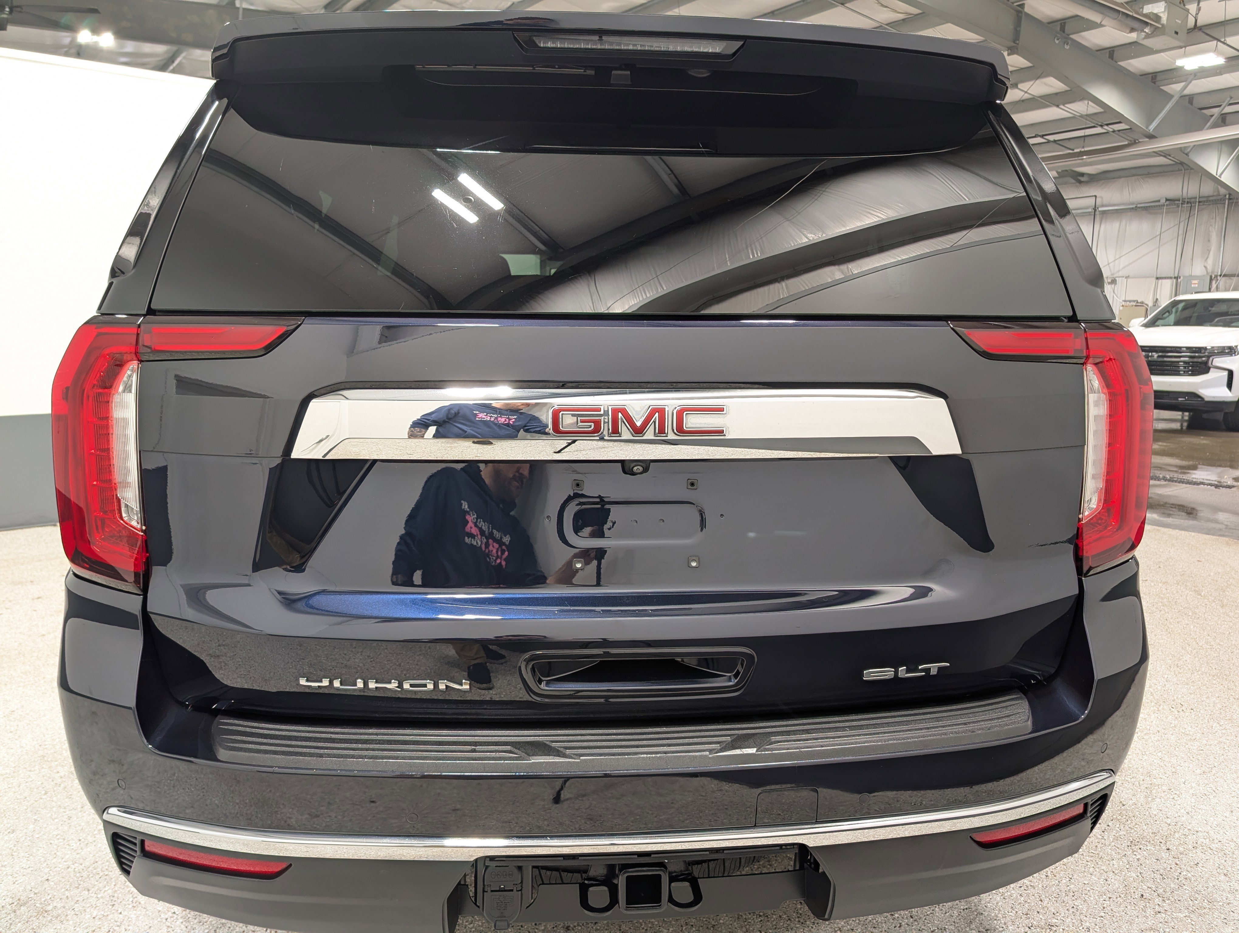 Used 2022 GMC Yukon XL SLT w/ SLT Luxury Package image 4