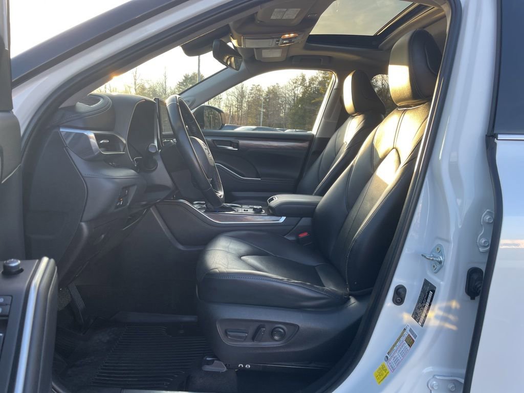 Used 2023 Toyota Highlander Limited image 28