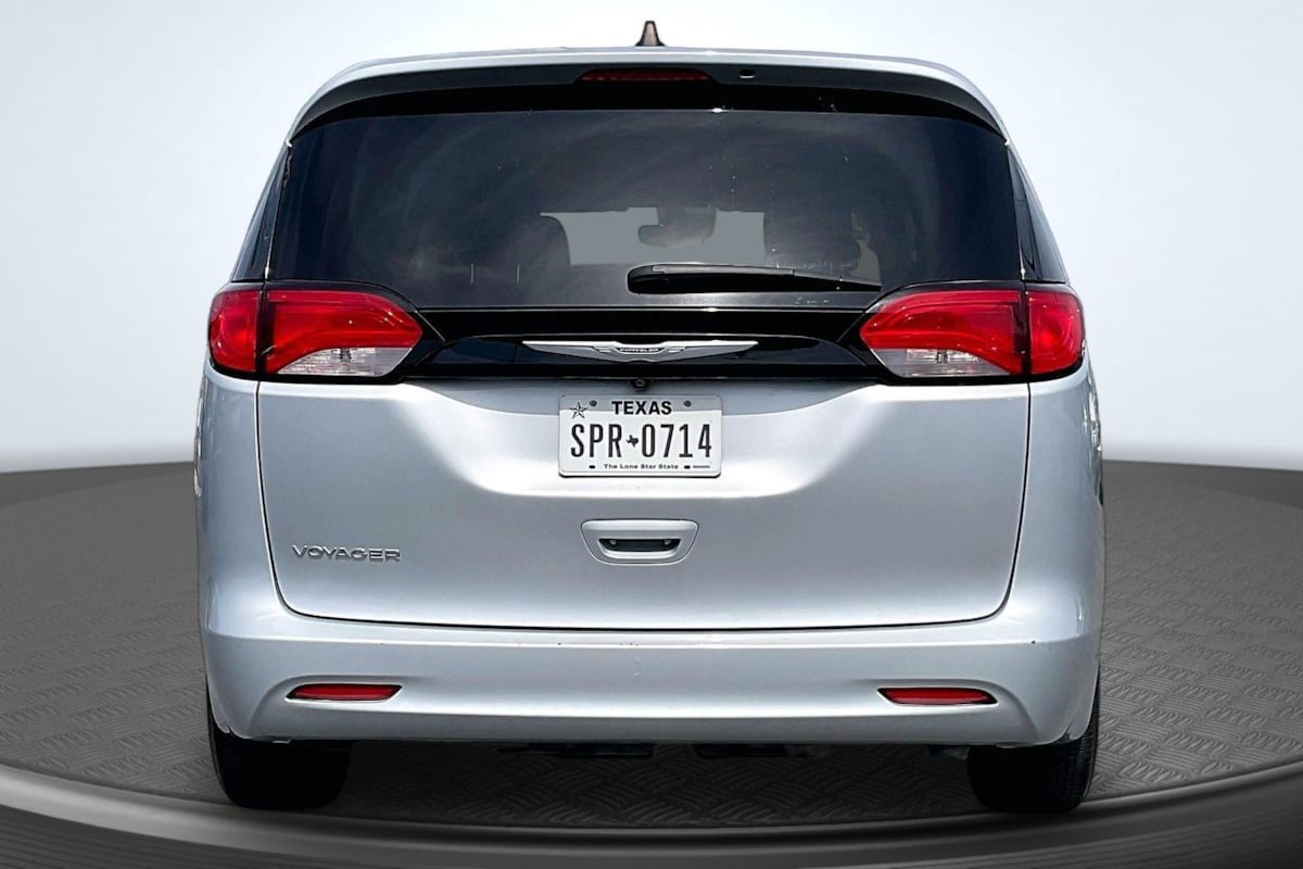 Used 2023 Chrysler Voyager LX FWD image 4
