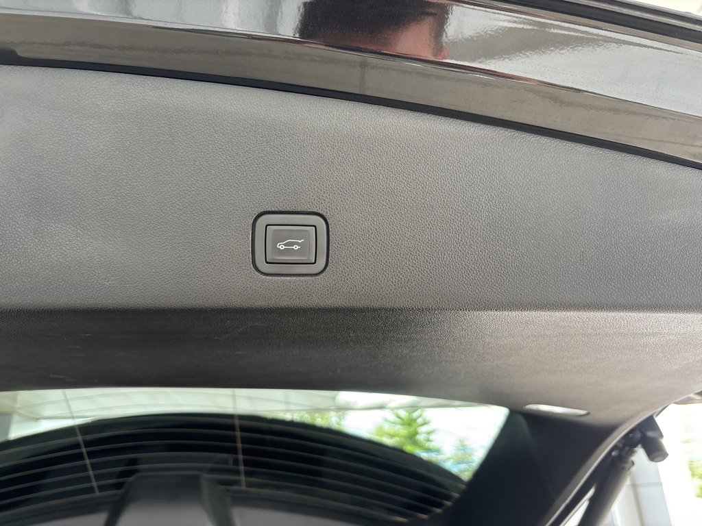 Used 2025 Cadillac XT6 Sport image 32