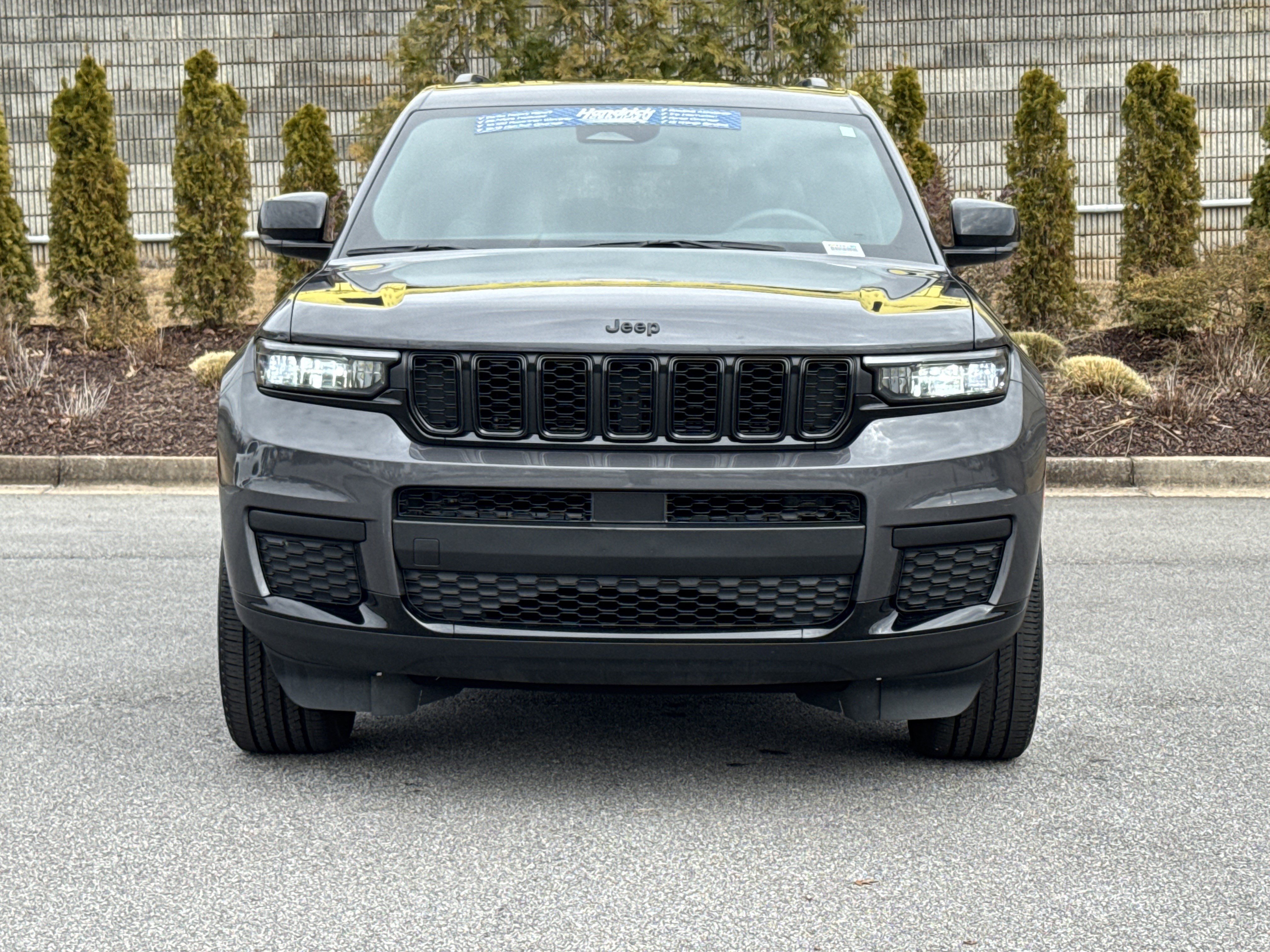 Used 2023 Jeep Grand Cherokee L Laredo image 3