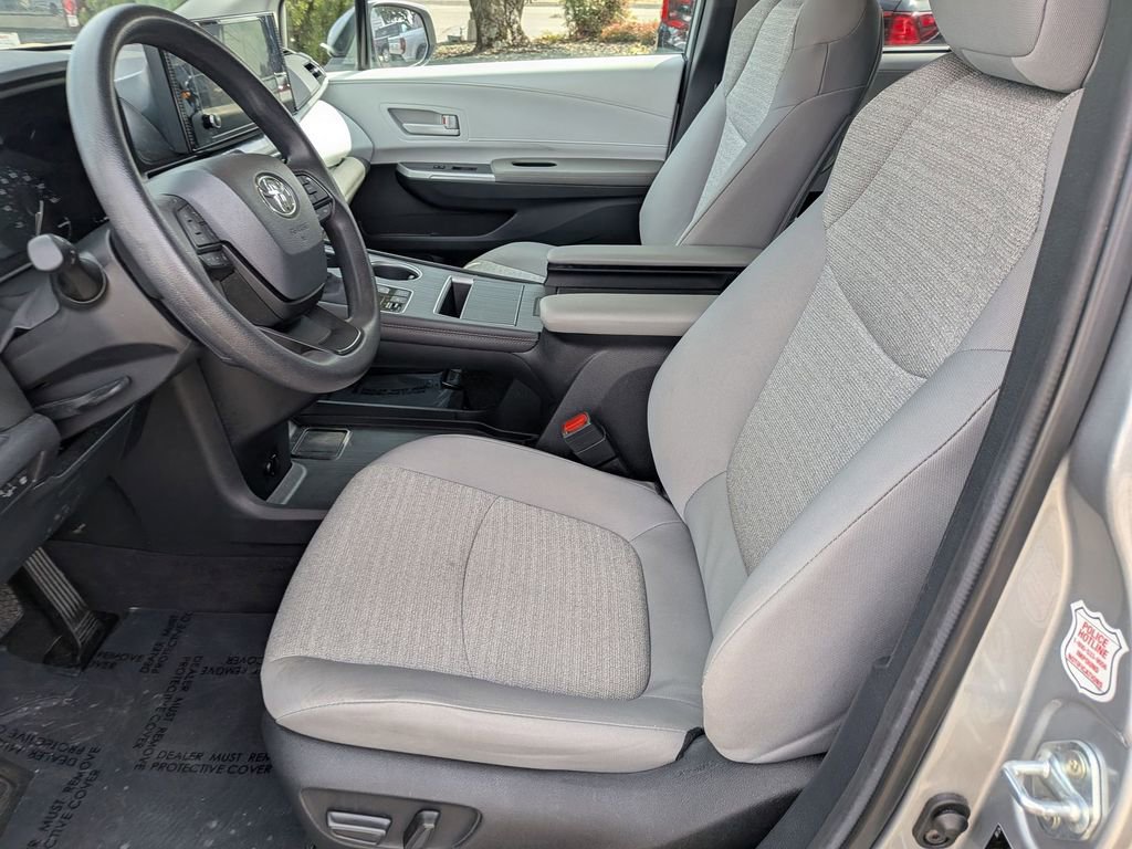Used 2025 Toyota Sienna LE image 17