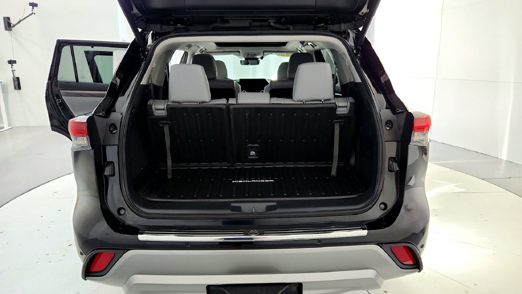 Used 2025 Toyota Highlander Platinum AWD/4WD image 20