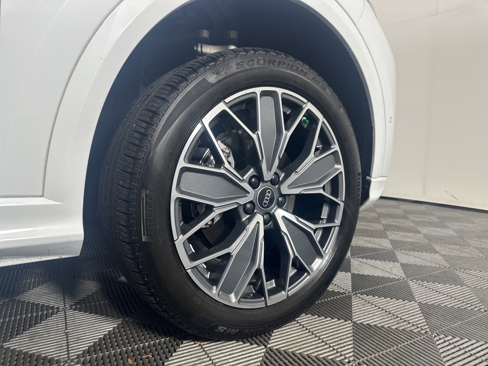 Certified 2025 Audi Q5 2.0T Premium Plus w/ Premium Plus image 9