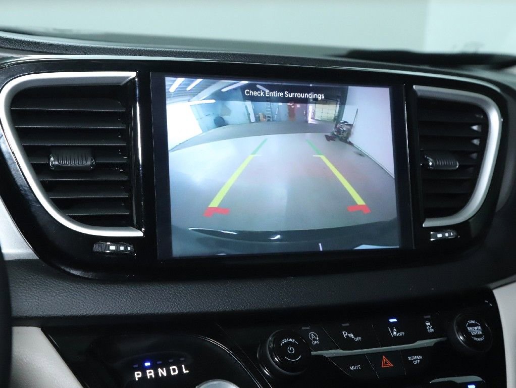 Used 2024 Chrysler Pacifica Touring-L image 29