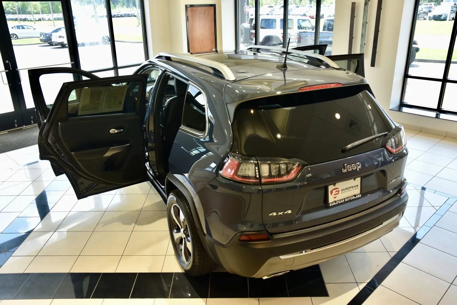 Used 2019 Jeep Cherokee Limited image 8