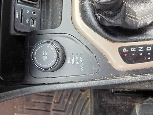Used 2017 Jeep Cherokee Limited AWD/4WD image 8