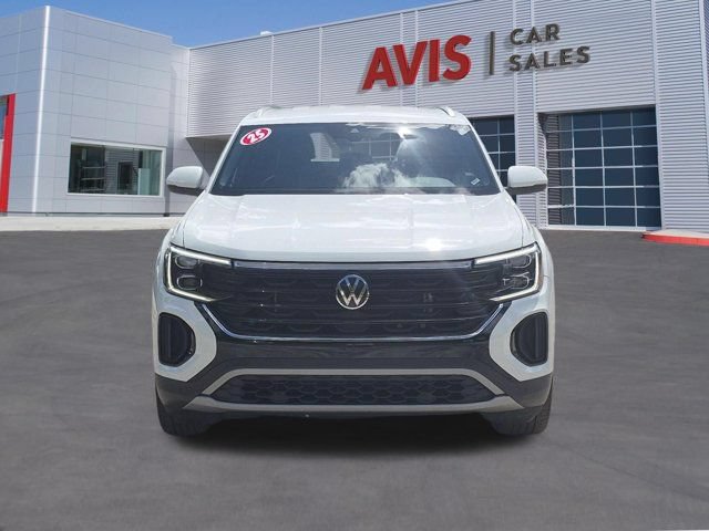 Used 2025 Volkswagen Atlas Cross Sport SE FWD image 2