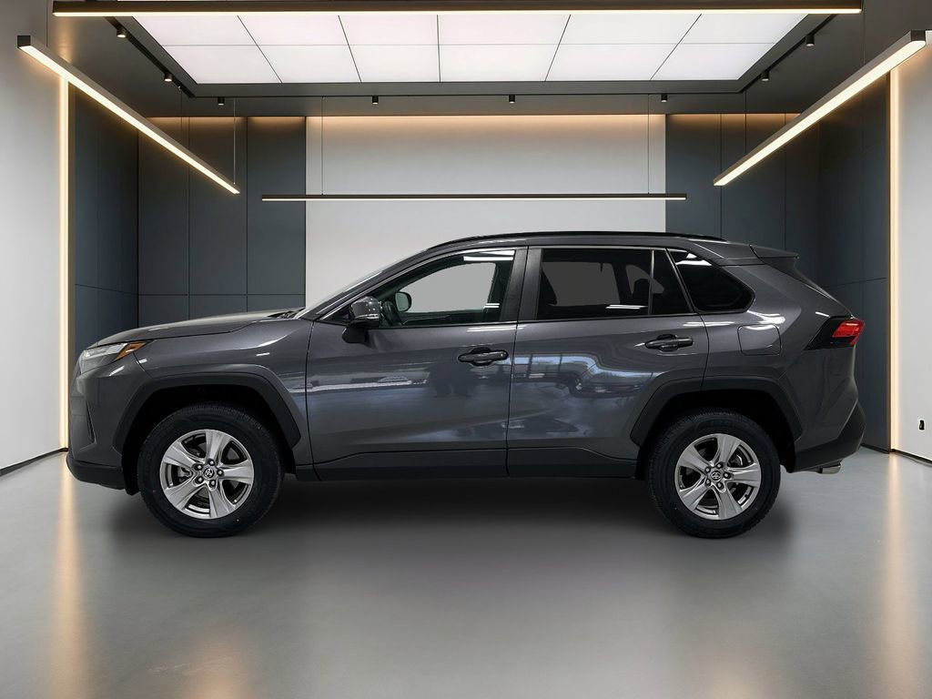 Used 2022 Toyota RAV4 XLE w/ Convenience Package FWD image 2