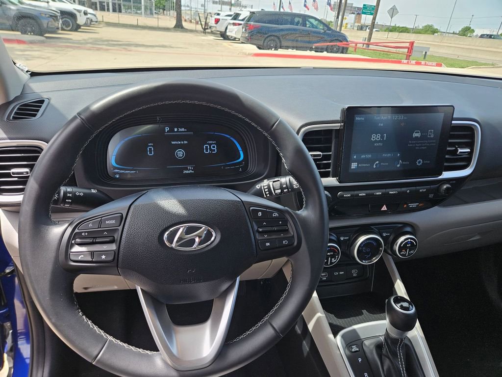 Used 2025 Hyundai Venue SEL image 17