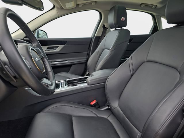 Used 2018 Jaguar XF Premium image 17