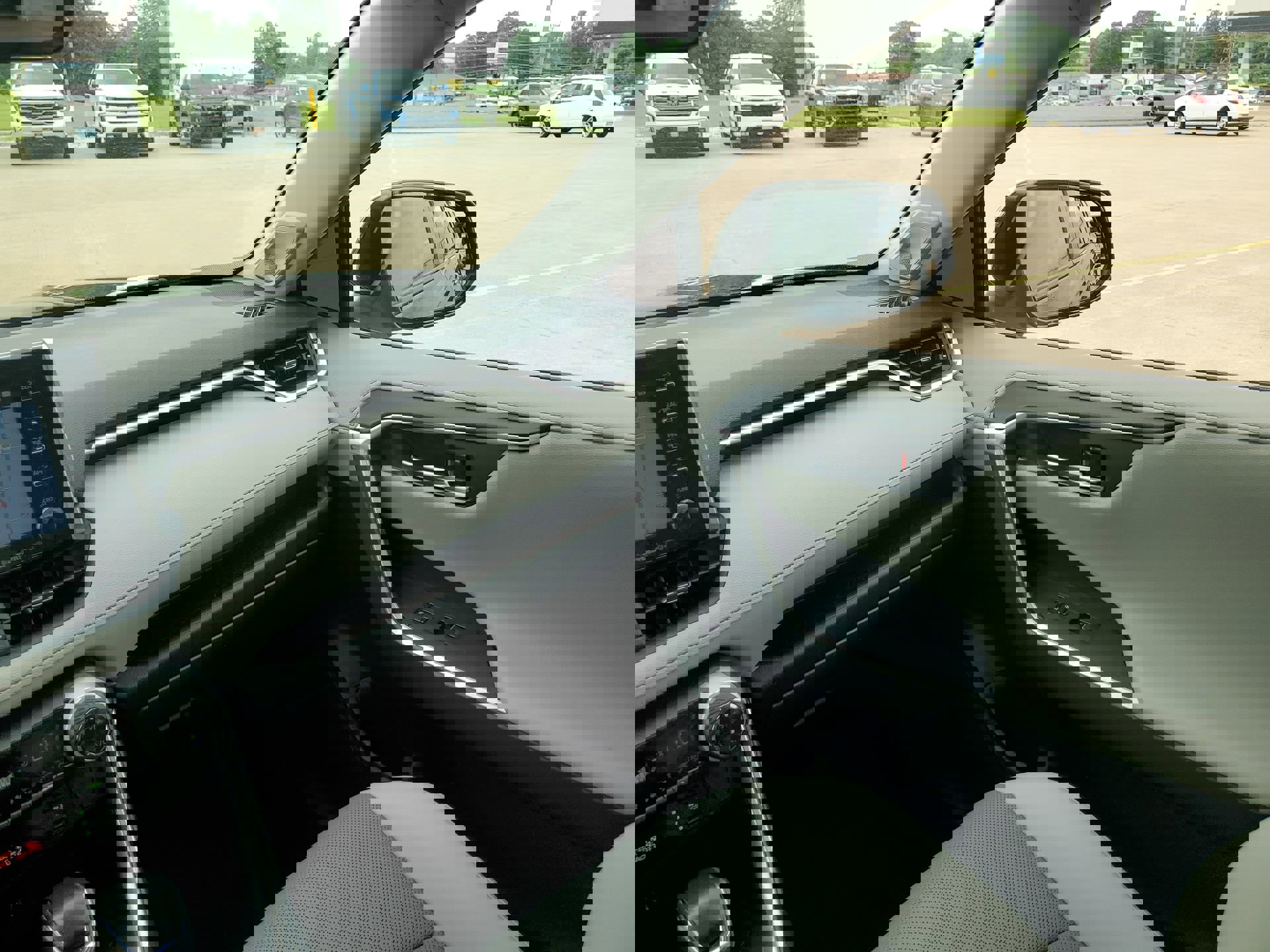 Used 2020 Toyota RAV4 Limited image 11