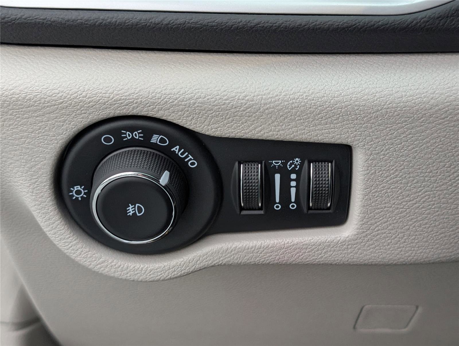 Used 2024 Chrysler Pacifica Touring-L image 20