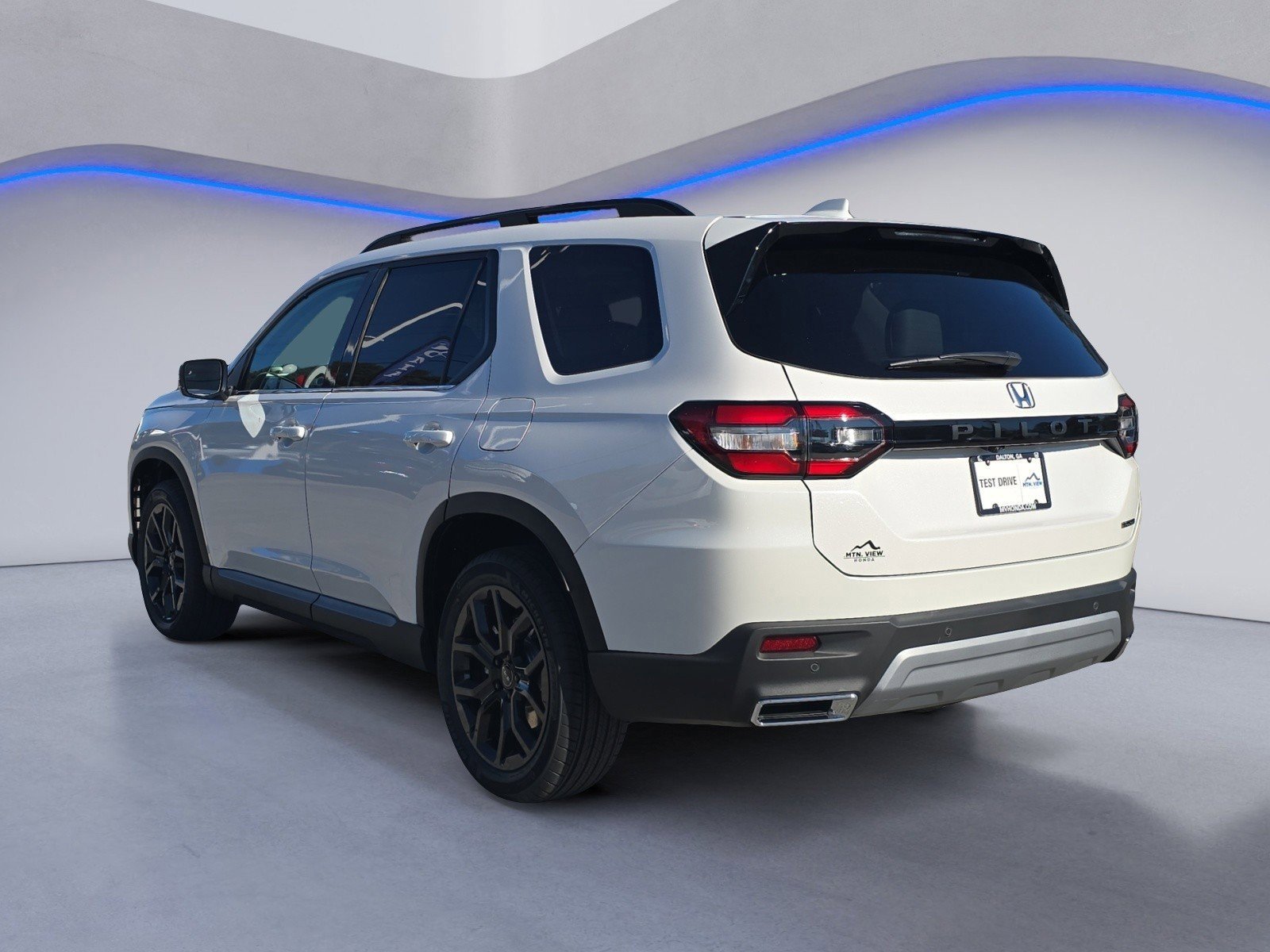 New 2025 Honda Pilot Touring image 3