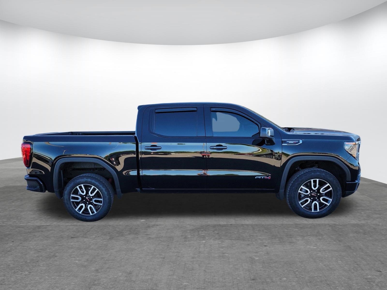 Used 2025 GMC Sierra 1500 AT4 w/ AT4 Premium Package AWD/4WD image 4