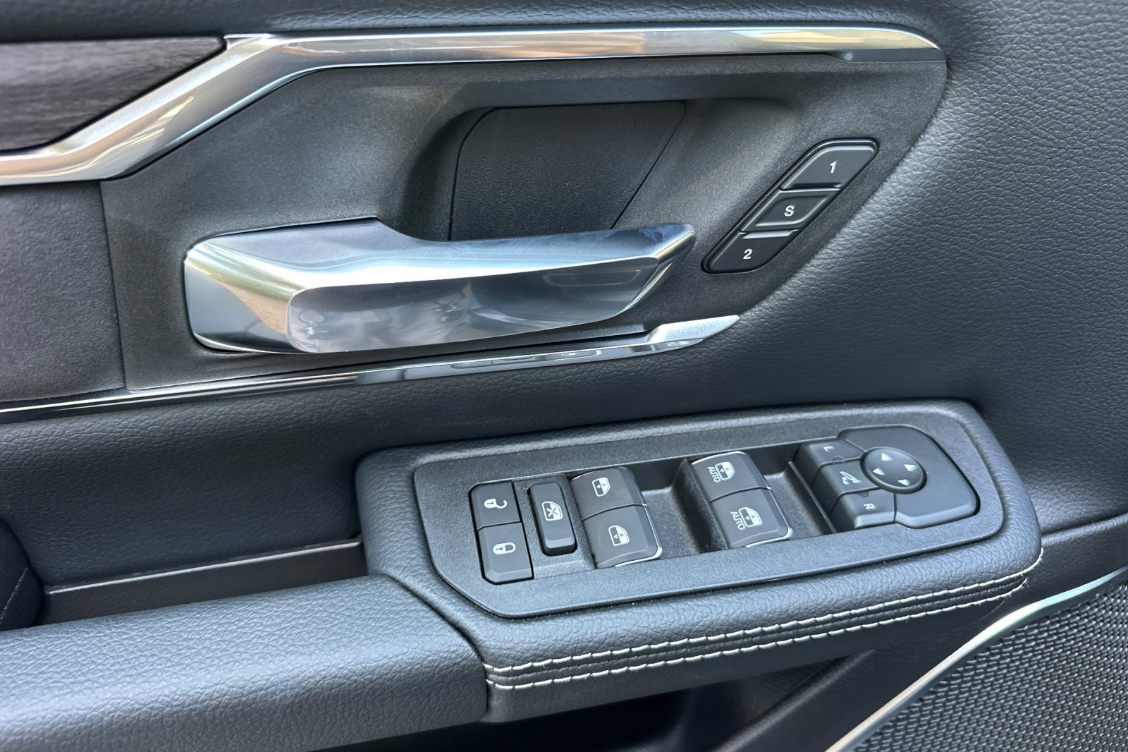 New 2026 RAM 1500 Laramie AWD/4WD image 10