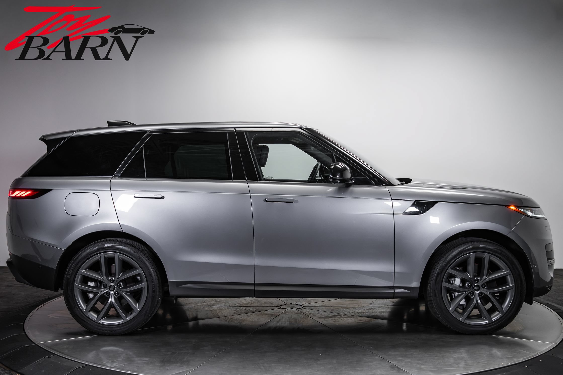 Used 2025 Land Rover Range Rover Sport SE AWD/4WD image 6