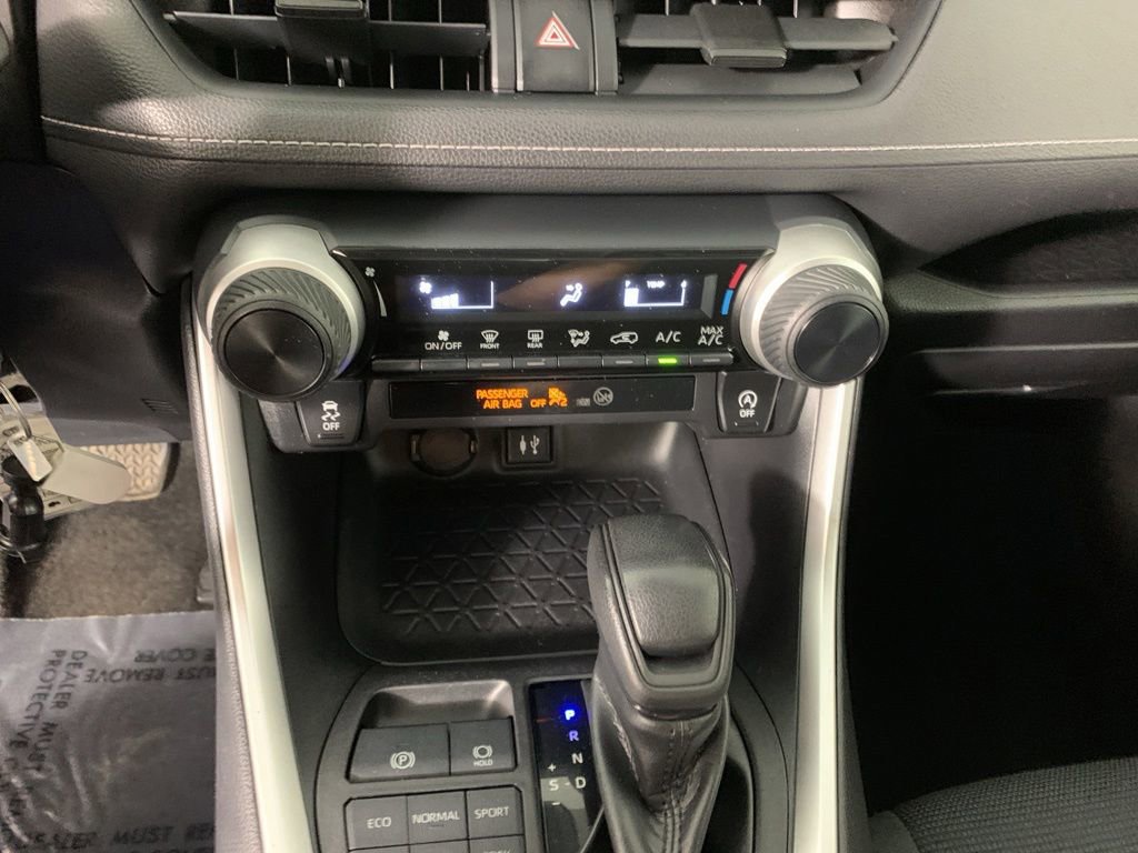 Used 2019 Toyota RAV4 LE w/ Carpet Mat Package AWD/4WD image 25