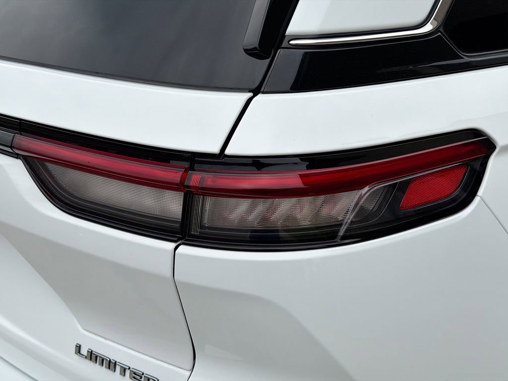 Used 2023 Jeep Grand Cherokee Limited w/ Luxury Tech Group II RWD image 11