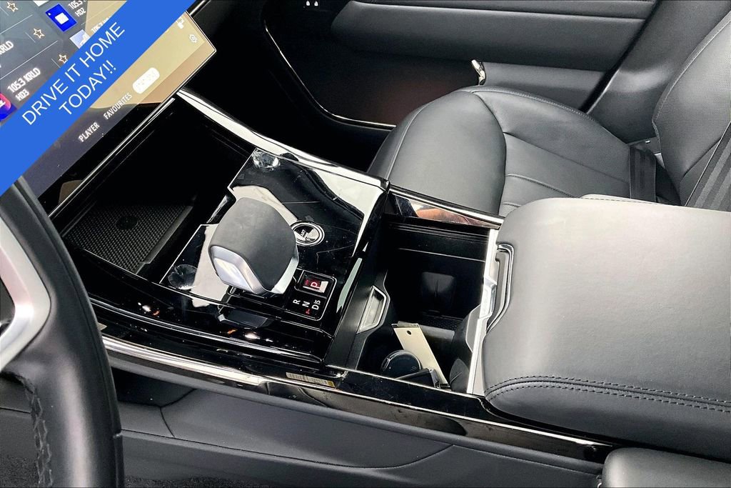 Used 2025 Land Rover Range Rover Sport SE AWD/4WD image 17