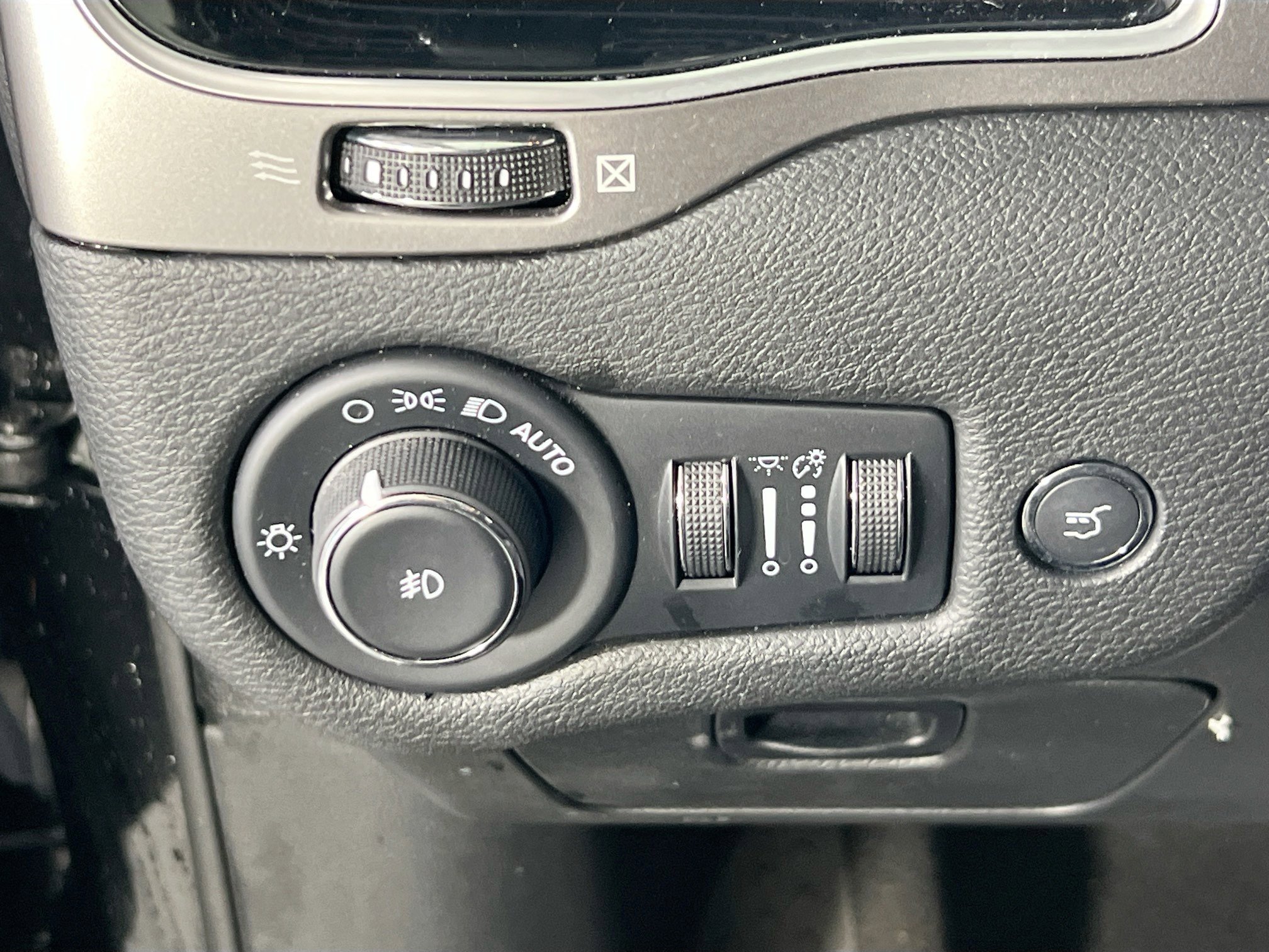 Used 2022 Jeep Cherokee Limited image 10